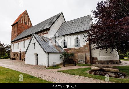 08 luglio 2022, Schleswig-Holstein, Keitum/Sylt: Vista della Chiesa di San Severin. Secondo i media, il ministro delle Finanze Lindner (FDP) si sposerà qui in chiesa il 09 luglio 2022. Lindner e il suo partner si sposarono in una cerimonia civile il 07 luglio 2022 a Sylt. Foto: Axel Heimken/dpa Foto Stock