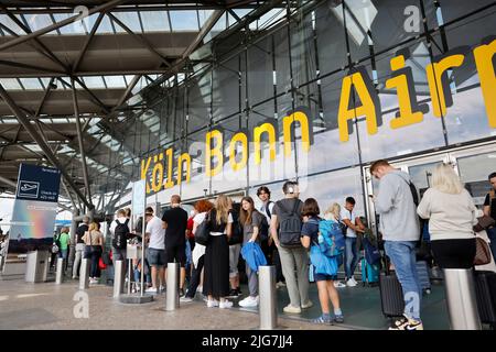 Colonia, Germania. 08th luglio 2022. Situazione negli aeroporti della Renania Settentrionale-Vestfalia durante il terzo fine settimana di vacanza. I passeggeri accodano centinaia di metri all'interno e all'esterno dei terminal per passare attraverso la sicurezza il venerdì pomeriggio. Credit: Thomas Banneyer/dpa/Alamy Live News Foto Stock