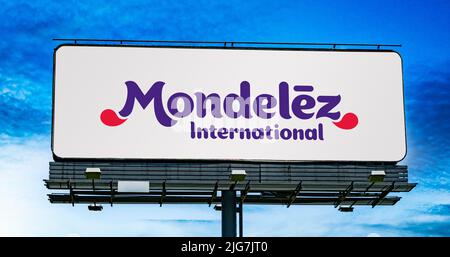 POZNAN, POL - 23 GIU 2022: Cartellone pubblicitario con logo di Mondelez International, un dolciario, cibo, azienda e bevande e snack f Foto Stock