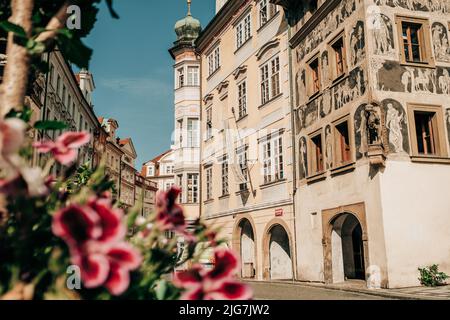 Praga, Repubblica Ceca - Luglio 2022. Casa al minuto vicino Piazza della Città Vecchia. Tecnica di decorazione sgraffito o graffito su casa rinascimentale Foto Stock