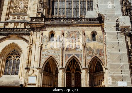 Praga, Repubblica Ceca - Luglio 2022. Facciata di ingresso cattedrale di San Vito. Architettura in stile gotico, dettagli di un capolavoro di mosaico religioso Foto Stock