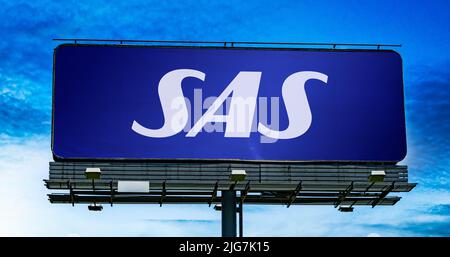 POZNAN, POL - 23 GIUGNO 2022: Cartellone pubblicitario con logo di Scandinavian Airlines, il vettore di bandiera di Danimarca, Norvegia e Svezia Foto Stock