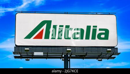 POZNAN, POL - 23 GIUGNO 2022: Cartellone pubblicitario con logo di Alitalia, una compagnia aerea che una volta era il vettore di bandiera e la più grande compagnia aerea di Ita Foto Stock