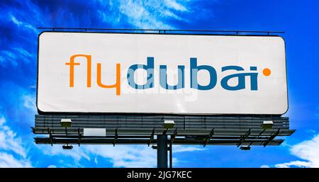 POZNAN, POL - 23 GIUGNO 2022: Cartellone pubblicitario con logo di flydubai, una compagnia aerea low-cost di proprietà del governo degli Emirati a Dubai, em arabo Unito Foto Stock
