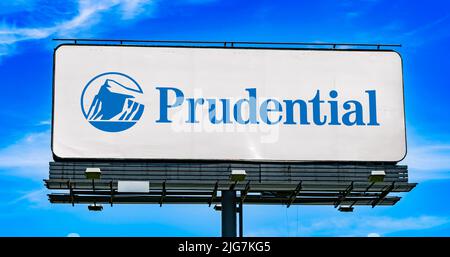 POZNAN, POL - 28 GIUGNO 2022: Cartellone pubblicitario con logo Prudential Financial, una società le cui filiali forniscono servizi finanziari Foto Stock