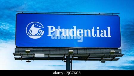 POZNAN, POL - 28 GIUGNO 2022: Cartellone pubblicitario con logo Prudential Financial, una società le cui filiali forniscono servizi finanziari Foto Stock