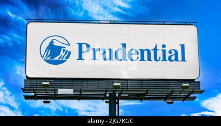 POZNAN, POL - 28 GIUGNO 2022: Cartellone pubblicitario con logo Prudential Financial, una società le cui filiali forniscono servizi finanziari Foto Stock