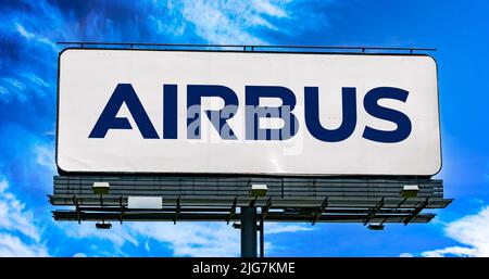 POZNAN, POL - 28 GIU 2022: Cartellone pubblicitario con logo di Airbus, una multinazionale aerospaziale europea Foto Stock