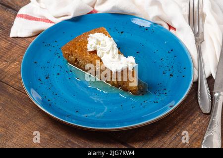 Turco tradizionale Dessert pane Kadayif / budino di pane. Nome turco Ekmek Kadayıfı Foto Stock