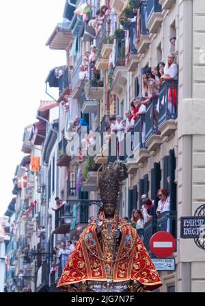 Immagine di San Fermin nella tradizionale processione del santo e la gente sui balconi della strada principale. Luglio 07, 2022. Pamplona, ​​Navarra, Spa Foto Stock