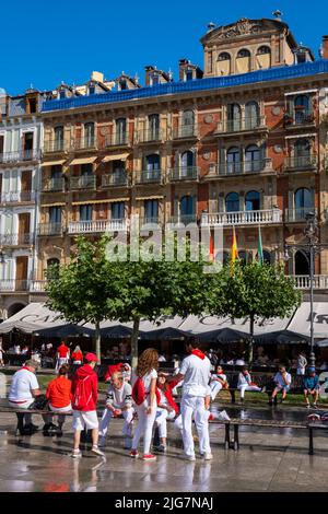 Persone in strada che godono l'atmosfera del festival San Fermin in tradizionale abbigliamento bianco e rosso con cravatta rossa. 07 2022 luglio Pamplona, Foto Stock