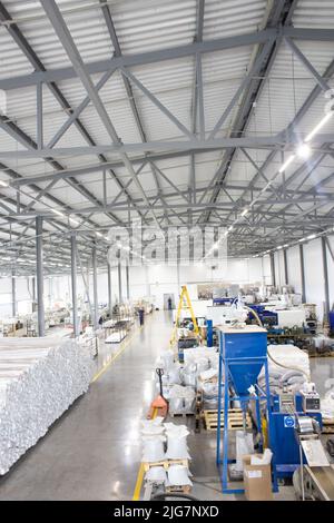 Vista panoramica generale della fabbrica dall'interno. Tetto, sale di produzione e magazzini Foto Stock