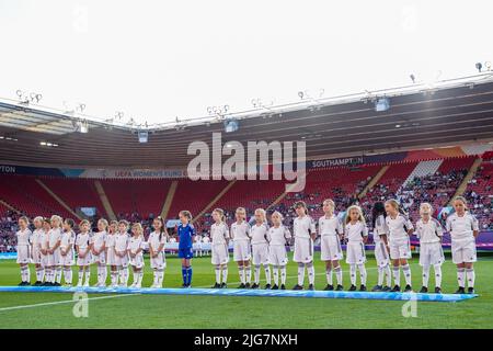 Southampton, Regno Unito. 07th luglio 2022. Southampton, Inghilterra, luglio 7th 2022: Le ragazze del pallone prima della partita di calcio UEFA Womens Euro 2022 tra Norvegia e Irlanda del Nord al St. Marys Stadium di Southampton, Inghilterra. (Daniela Porcelli /SPP) Credit: SPP Sport Press Photo. /Alamy Live News Foto Stock