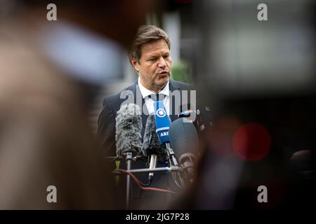 Berlino, Germania. 08th luglio 2022. Robert Habeck (Bündnis 90/Die Grünen), ministro federale dell'economia e della protezione del clima, partecipa a una conferenza stampa a seguito di una riunione dei presidenti dei ministeri degli stati della Germania settentrionale. Gli stati di Brema, Amburgo, Meclemburgo-Pomerania occidentale, bassa Sassonia e Schleswig-Holstein si scambiano opinioni sul mercato dell'energia nella Germania settentrionale e sull'espansione delle energie rinnovabili. Credit: Fabian Sommer/dpa/Alamy Live News Foto Stock