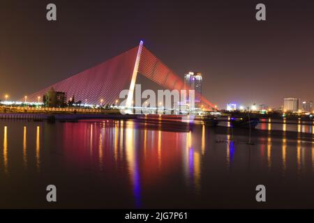 Tran Thi Ly Bridge a Danang, Vietnam. Il ponte sul fiume Han a Danang è un ponte con stalla via cavo che è illuminato in modo brillante di notte. Foto Stock