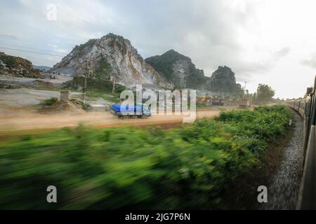 Città di da Nang, Viet Nam - 31 ottobre 2014: Foto un treno che attraversa il Passo Hai Van nel centro del Vietnam. Foto Stock