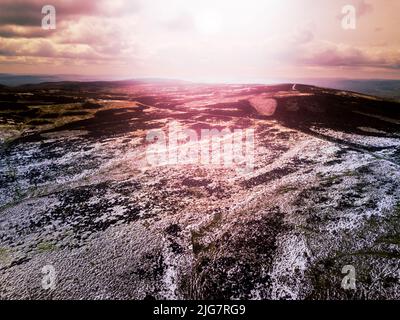 Una vista aerea drone di sentieri escursionistici coperti di neve nelle montagne dello Shropshire Foto Stock