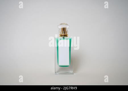 Bottiglia e tappo Green Perfume per marcare a caldo isolati su sfondo bianco, boccagli Green Perfume. Foto Stock