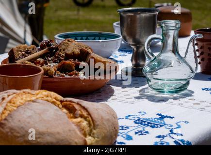 tavolo con zuppa di pane e legumi in una ciotola Foto Stock