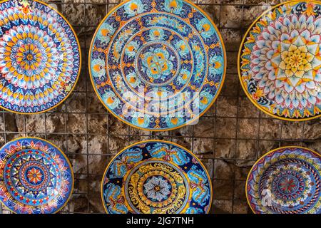 Famose ceramiche colorate sulla Costiera Amalfitana, Sorento, Campania, Italia Foto Stock