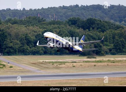 Colonia, Germania. 08th luglio 2022. Un aereo passeggeri della compagnia aerea Ryanair decollo a Colonia/Bonn Aeroporto e decollo. Credit: Thomas Banneyer/dpa/Alamy Live News Foto Stock