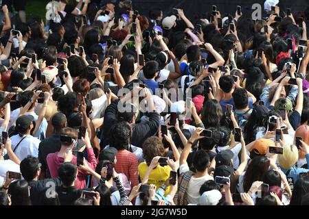 La gente usa i loro telefoni delle cellule per registrare il gruppo della ragazza del K-Pop aespa mentre si esibiscono sul palco durante la serie estiva del concerto di "Good Morning America" in Foto Stock