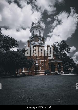 Un colpo verticale di Gwinnett Historic Courthouse, Lawrenceville, Georgia, Stati Uniti Foto Stock