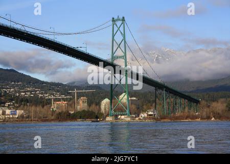 Un'inquadratura a basso angolo del Lions Gates Bridge sullo sfondo delle montagne di Vancouver, British Columbia, Canada Foto Stock