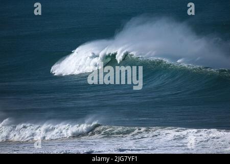 Perfetta onda che si infrange in una spiaggia. Punto di surf Foto Stock