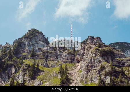 Un colpo orizzontale della cima di Wendelstein. Giornata estiva soleggiata nelle Alpi. Foto Stock