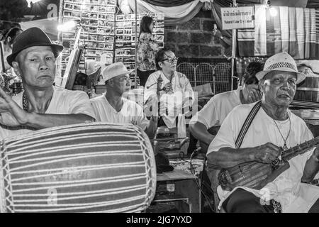 Una band di musicisti di strada composta da membri senior nella zona del mercato notturno di Chiang mai Thailandia Sud-Est asiatico Foto Stock