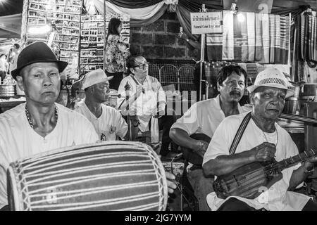 Una band di musicisti di strada composta da membri senior nella zona del mercato notturno di Chiang mai Thailandia Sud-Est asiatico Foto Stock