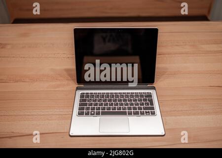 Tablet PC portatile convertibile su un tavolo in legno in Baviera Germania Foto Stock