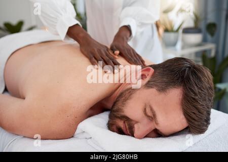 Grande pelle doesnt accadere per caso, accade su appuntamento. Scatto di un uomo che si gode una giornata al centro benessere. Foto Stock