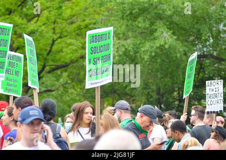 Migliaia di manifestanti si sono riuniti in Union Square a New York per denunciare il divieto di aborto Foto Stock