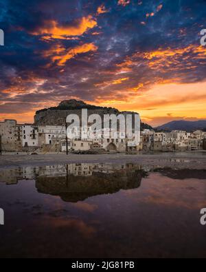 Un colpo verticale di costa di Cefalu al tramonto, una pittoresca città medievale di Palermo, Sicilia, Italia Foto Stock