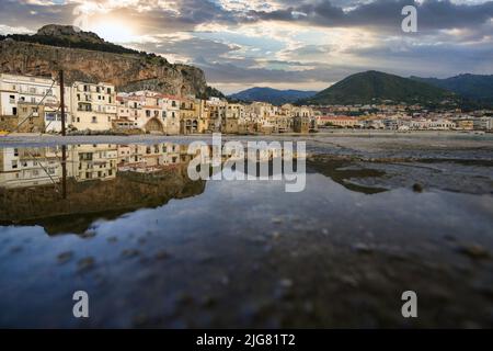 Una splendida vista sulla costa di Cefalu, pittoresca cittadina medievale di Palermo, Sicilia, Italia Foto Stock