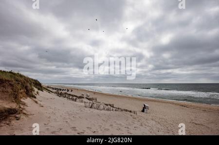 08 luglio 2022, Schleswig-Holstein, Rantum/Sylt: Le nuvole passano sulla spiaggia vicino allo Zanzibar. Nel Sansibar, il ministro delle Finanze Lindner (FDP) festeggerà dopo le nozze della chiesa del 09 luglio 2022. Lindner e il suo partner si sono sposati il 07 luglio 2022 su Sylt Civil. Foto: Axel Heimken/dpa Foto Stock