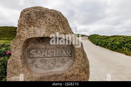 08 luglio 2022, Schleswig-Holstein, Rantum/Sylt: Vista del cartello 'Sansibar' sulla strada per il Sansibar. È qui che il ministro delle Finanze Lindner (FDP) festeggerà dopo il matrimonio della chiesa del 09 luglio 2022. Lindner e il suo partner si sposarono in una cerimonia civile il 07 luglio 2022 su Sylt. Foto: Axel Heimken/dpa Foto Stock