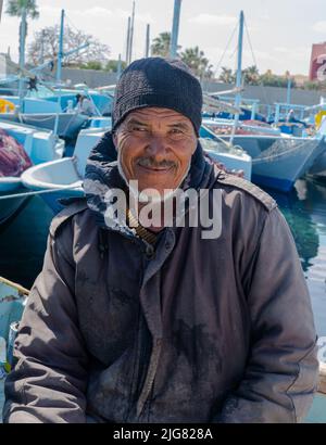 Hurghada, Egitto - 21 febbraio 2022: Ritratto egiziano del pescatore Foto Stock