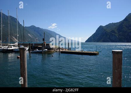 8 luglio 2022, Riva del Garda, Varsavia, Italia: Il 8 luglio 2022 a Riva del Garda, in Italia, si può ammirare una vista generale sul lago di Garda. (Credit Image: © Aleksander Kalka/ZUMA Press Wire) Foto Stock