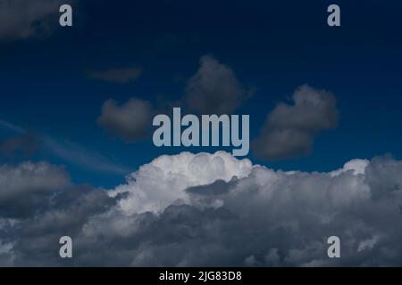 Enorme nube di pioggia bianca grigia in primavera poco prima della pioggia pesante Foto Stock