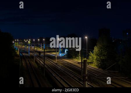 Germania, Luckenwalde, lavori di costruzione di notte sui binari ferroviari Foto Stock