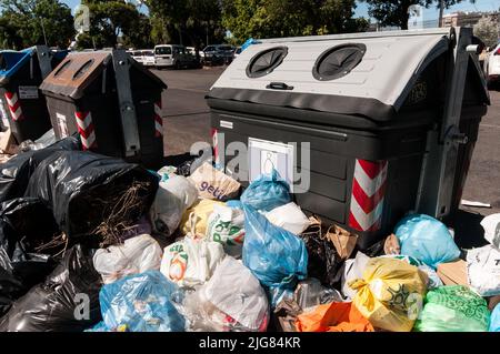 Roma, Italia. 08th luglio 2022. Spazzoloni pieni di rifiuti ancora in strada, dopo l'incendio del 15 giugno 2022 nella discarica di Malagrotta, il principale sito di stoccaggio a lungo termine di Roma per rifiuti solidi urbani indifferenziati a Roma. (Foto di Andrea Ronchini/Pacific Press) Credit: Pacific Press Media Production Corp./Alamy Live News Foto Stock