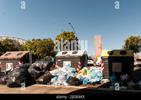 Roma, Italia. 08th luglio 2022. Spazzoloni pieni di rifiuti ancora in strada, dopo l'incendio del 15 giugno 2022 nella discarica di Malagrotta, il principale sito di stoccaggio a lungo termine di Roma per rifiuti solidi urbani indifferenziati a Roma. (Foto di Andrea Ronchini/Pacific Press) Credit: Pacific Press Media Production Corp./Alamy Live News Foto Stock