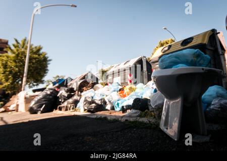 Roma, Italia. 08th luglio 2022. Spazzoloni pieni di rifiuti ancora in strada, dopo l'incendio del 15 giugno 2022 nella discarica di Malagrotta, il principale sito di stoccaggio a lungo termine di Roma per rifiuti solidi urbani indifferenziati a Roma. (Foto di Andrea Ronchini/Pacific Press) Credit: Pacific Press Media Production Corp./Alamy Live News Foto Stock