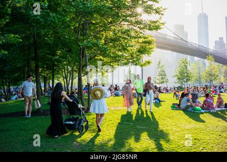 Rilassati al ponte di Brooklyn Foto Stock