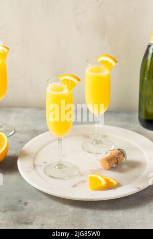 Succo d'arancia fresco freddo Mimosa con Champagne Foto Stock