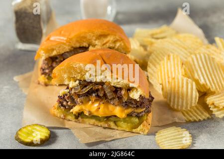 Cheeseburger Juicy Lucy fatto in casa con Cheddar e patatine Foto Stock