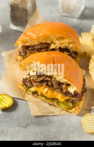 Cheeseburger Juicy Lucy fatto in casa con Cheddar e patatine Foto Stock